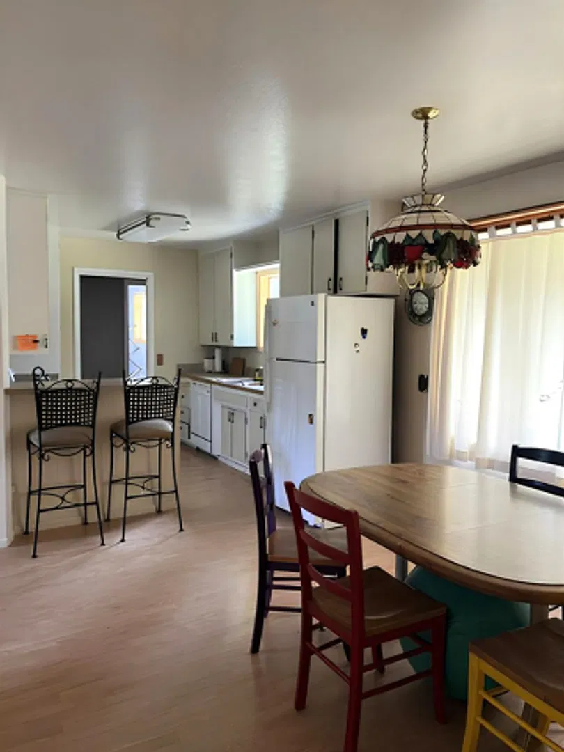 Charming Fully Furnished 3 Bedroom, 1.5 Bath Home Dog Friendly! — Photo 4