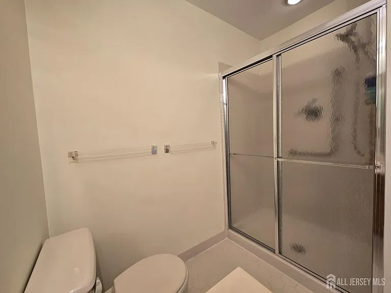 8 Glastonbury Dr — Photo 21