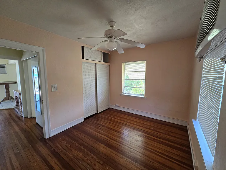 Smaller bedroom suitable for office space