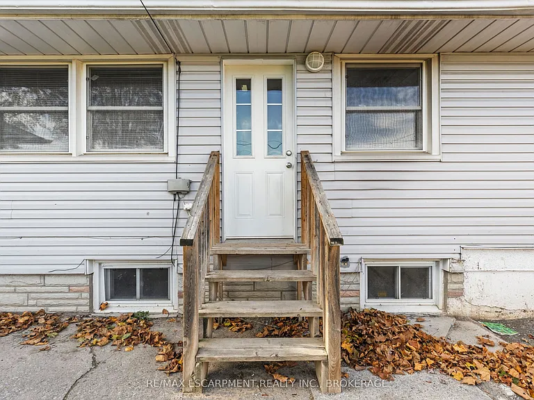 14 Westmount Ave #LOWER — Photo 3