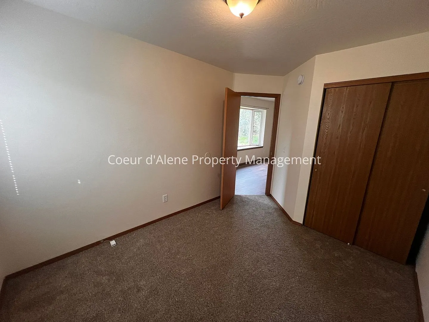 3 bed house on corner lot across from park! — Photo 4