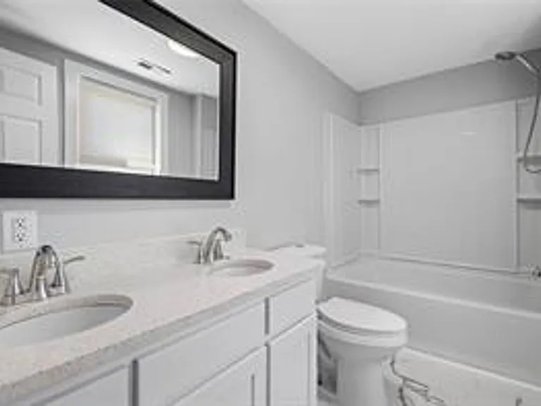 653 29th St #B — Photo 8