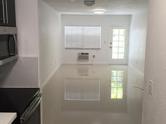 3rd image of 1611 West Ave APT 2