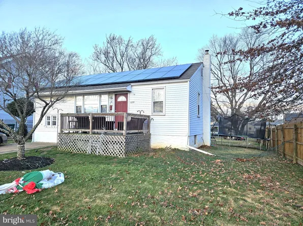 1035 Green Ln, Levittown, PA 19057