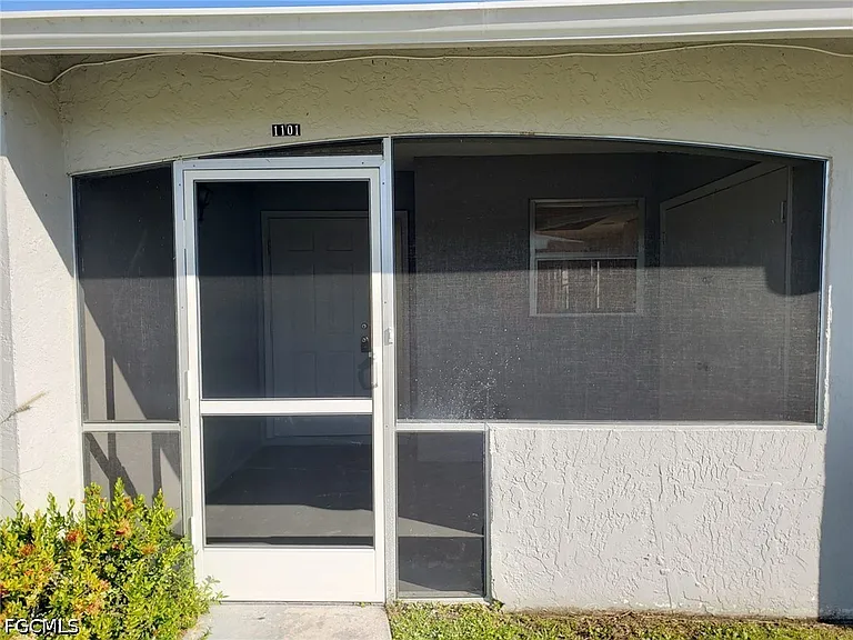 1101 SW 48th Ter — Photo 2