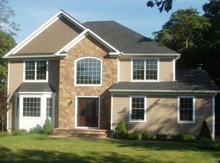 40 Waverly Ct, Wading River, NY 11792