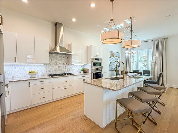 3rd image of 11603 Royal Plain Ave