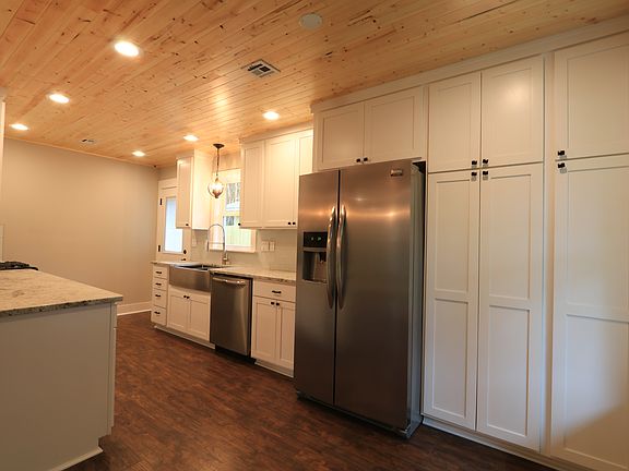 5th image of 1037 N Main St