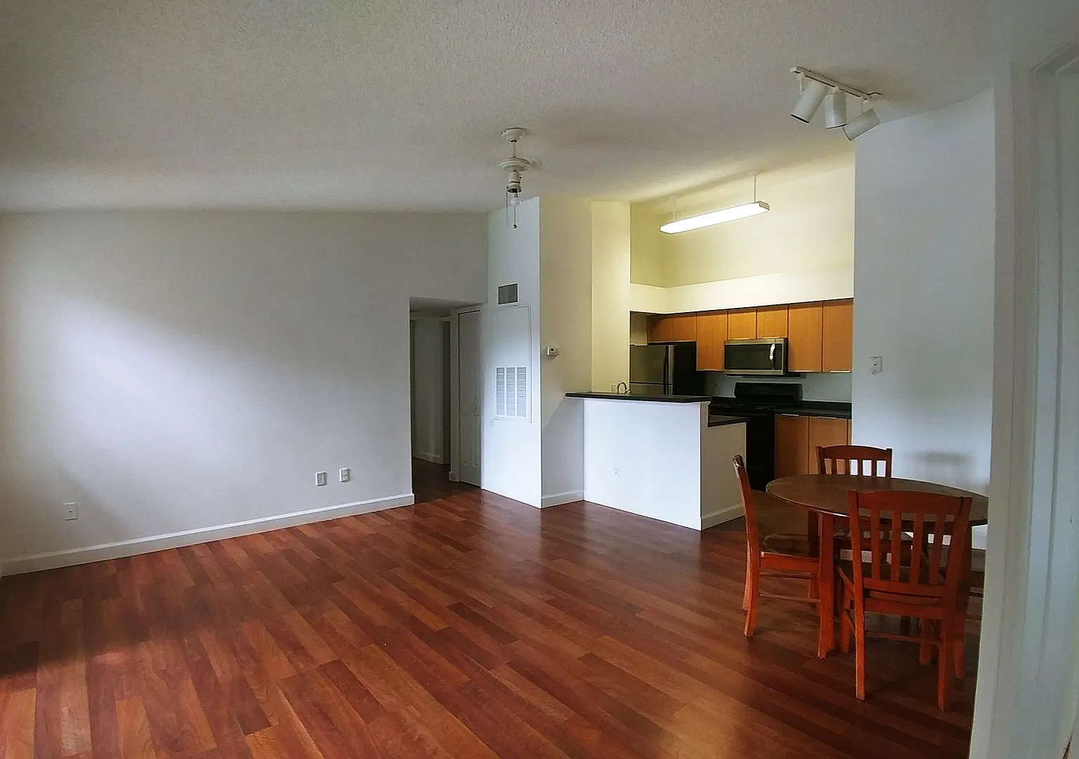 3 Bedroom 2 Bathroom Condo @ Central Park — Photo 2
