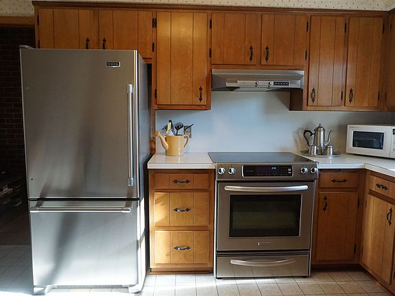 3rd image of 209 E Johnson St