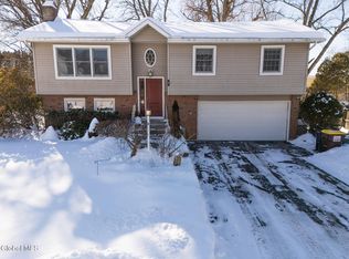 8 Sherbrook Dr, Selkirk, NY 12158