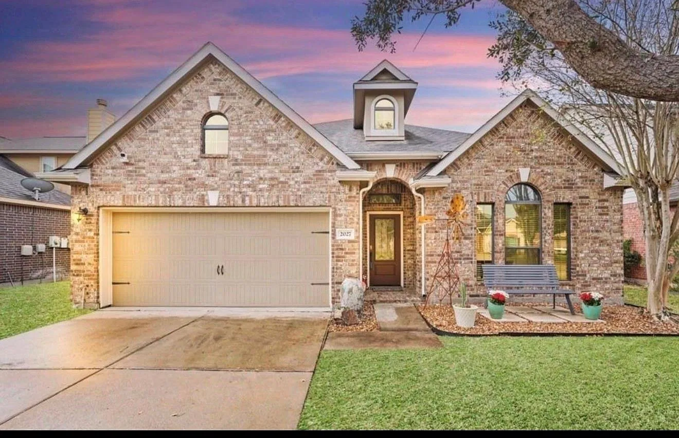 4 bed, 2.0 bath, 2131 sqft, $2,150 — Photo 1