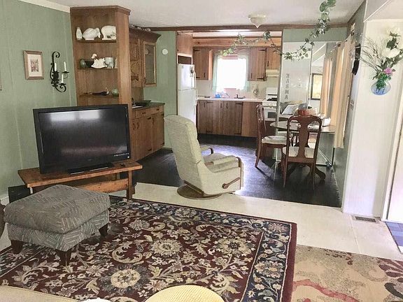 3rd image of 210 Tamarac Dr