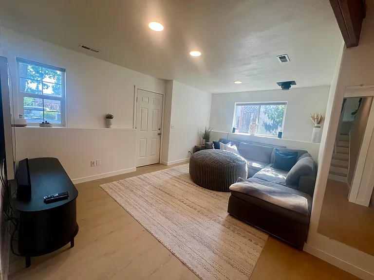 2093 E Greenleaf Ln — Photo 17