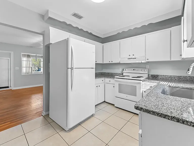 332 W Mango St #1 — Photo 10