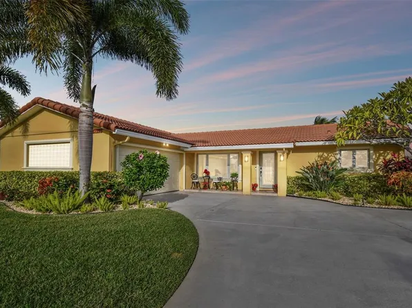11805 6th St E, Treasure Island, FL 33706