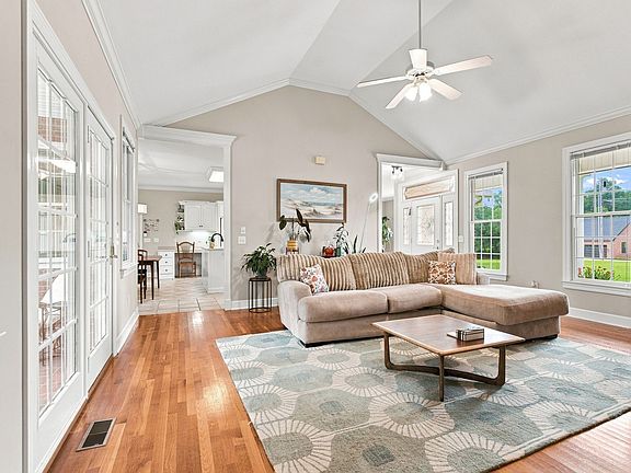 5th image of 131 Maple Dr