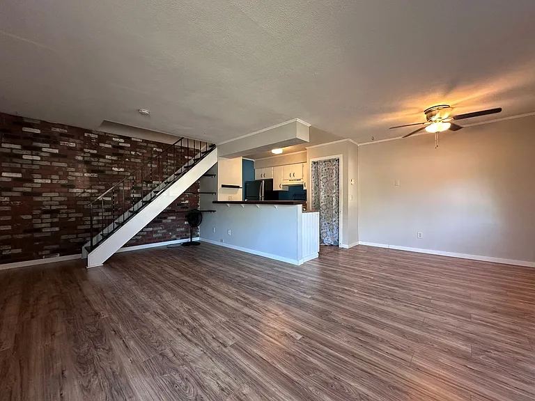 1589 NE Kane Dr — Photo 4