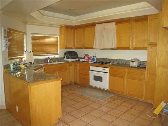 5th image of 2331 Montrose Ave Unit 3