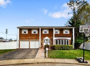 7 Fams Ct, Syosset, NY 11791