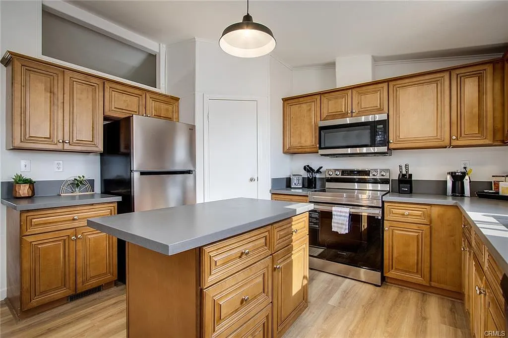 3 bed, 1157 sqft, $2,395 — Photo 4