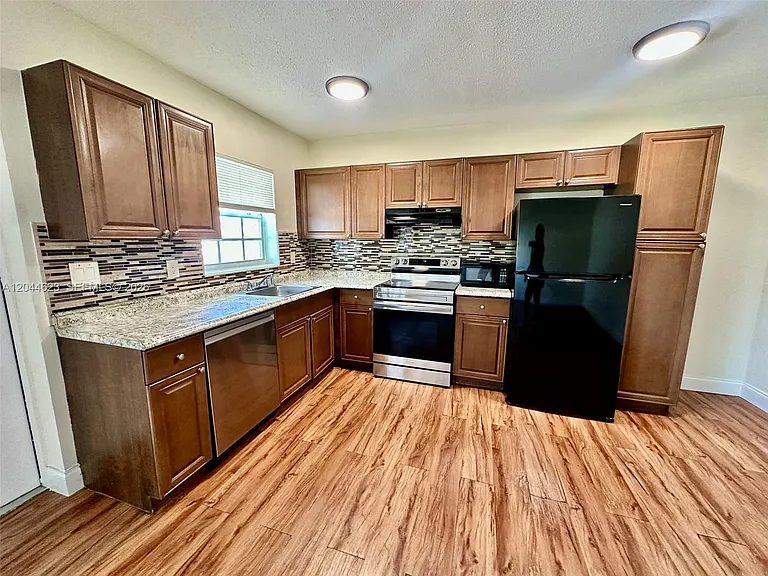 5420 NE 22nd Ter #6 — Photo 2