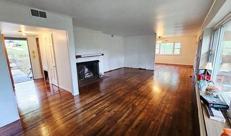 313 W Outer Dr — Photo 2