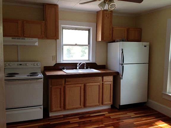 2nd image of 901 Uhles St #2