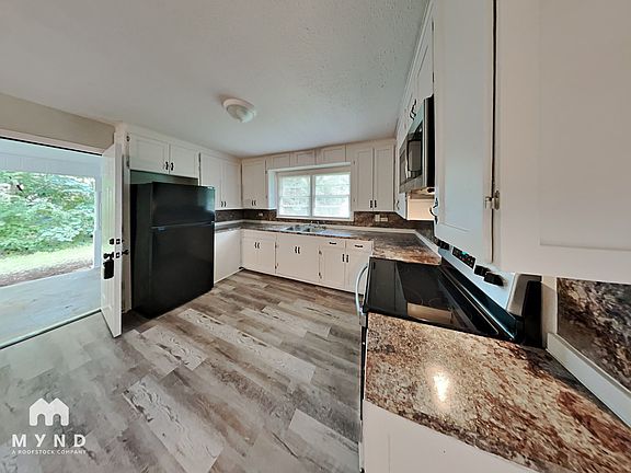 4th image of 921 N Highland Dr