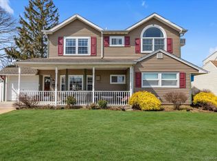 32 Return Lane, Levittown, NY 11756