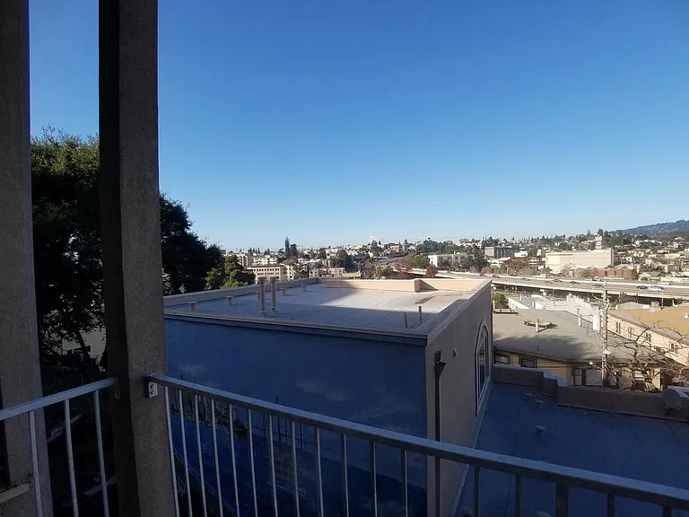 569 Merritt Ave — Photo 2