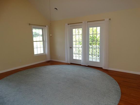 4th image of 107 Carriage Dr