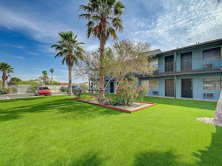4050_Palos Verdes St-13