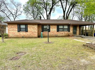818 Glencrest Ln, Longview, TX 75601