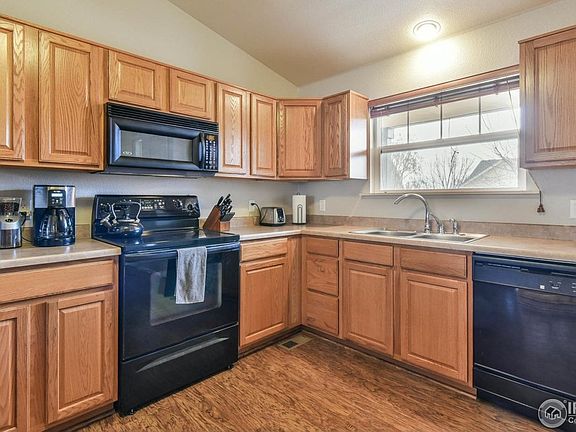 Black appliances go well with cabinets & laminates