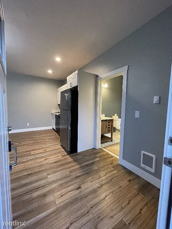 Cozy, Modern, Furnished Studio in Camas — Photo 1