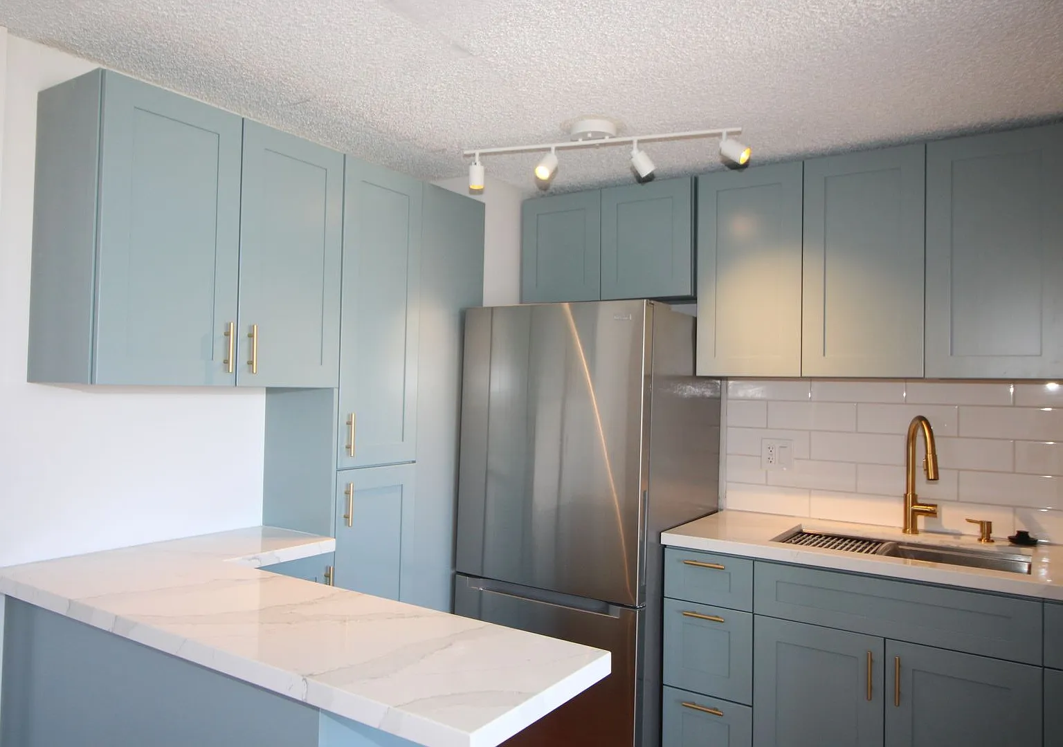 Beautifully Remodeled Studio with Sweeping Views — Photo 2