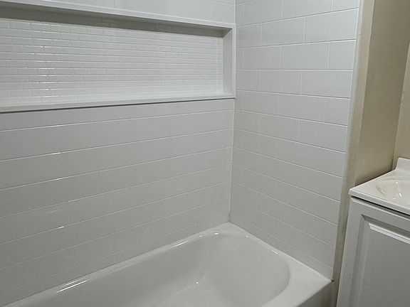 5th image of 605 E 2nd St #5