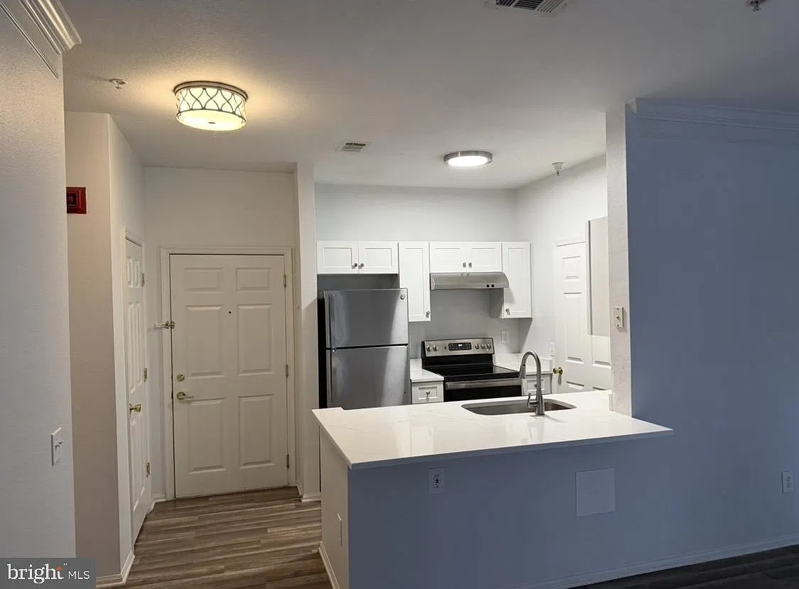 Gates Of Mclean Condo — Photo 3