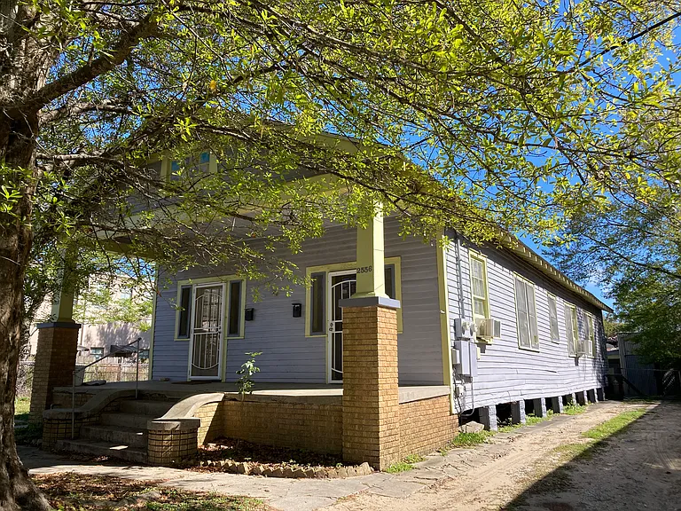 Front of house with porch and private driveway
