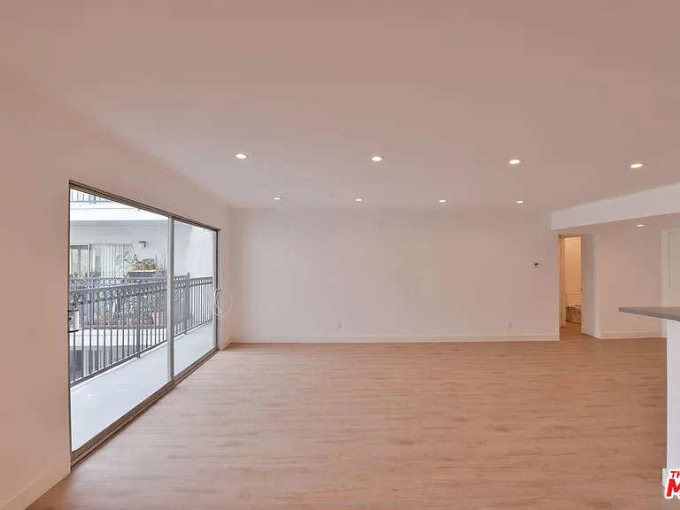 136 S Palm Dr #203 — Photo 2