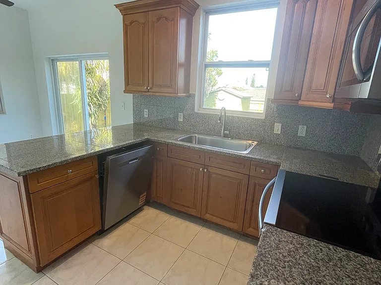 Nice kitchen with brand new stainless steel appliances