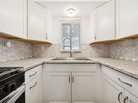 5th image of 400 Broadway Ave