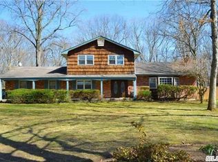 9 Chantilly Ct, Huntington Station, NY 11746
