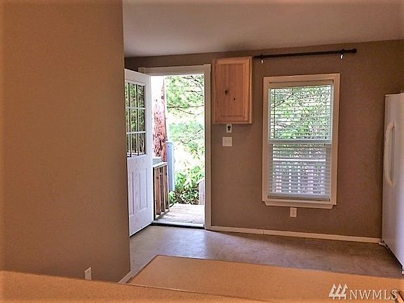 5th image of 130 E Emerald Lake Dr W
