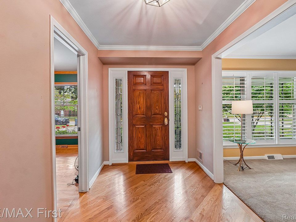 3232 Essex Dr, photo 3