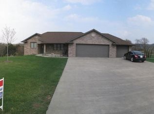 9510 Kemp Rd, Dubuque, IA 52003