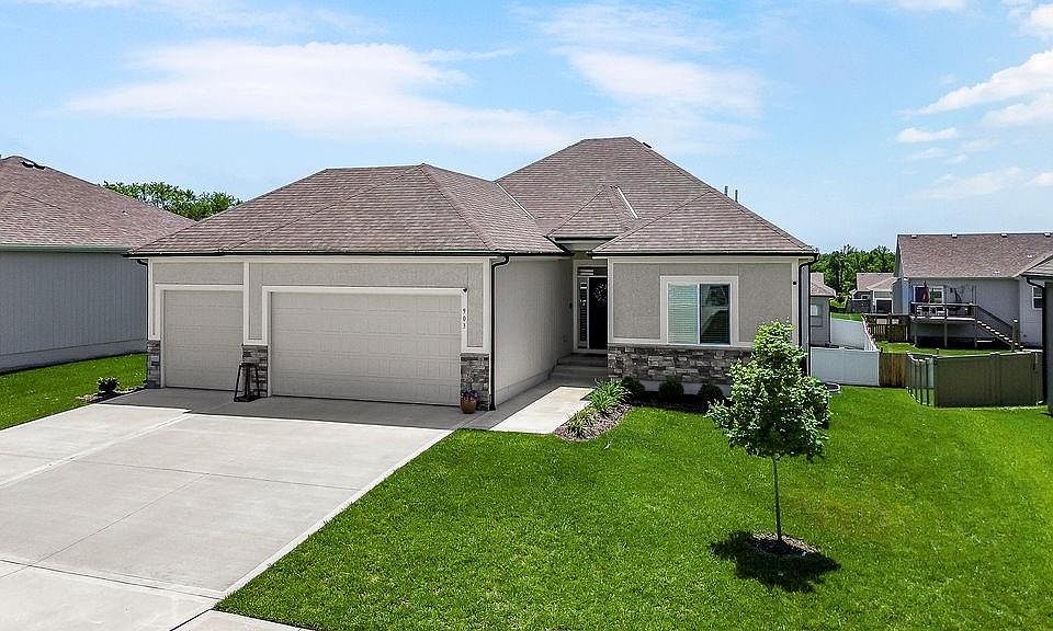 1st image of 903 NW Crestwood Dr