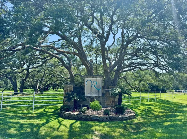 4 Center Tree Dr, Palacios, TX 77465