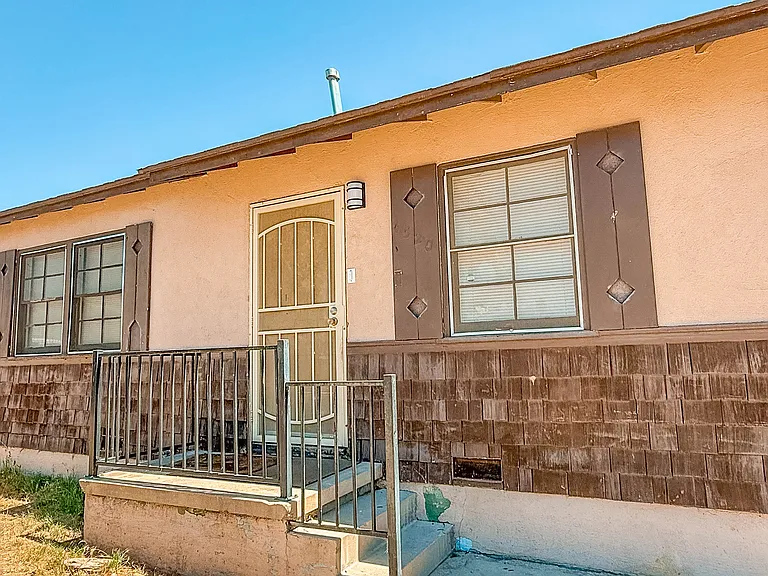 4520 Mesa Dr — Photo 2